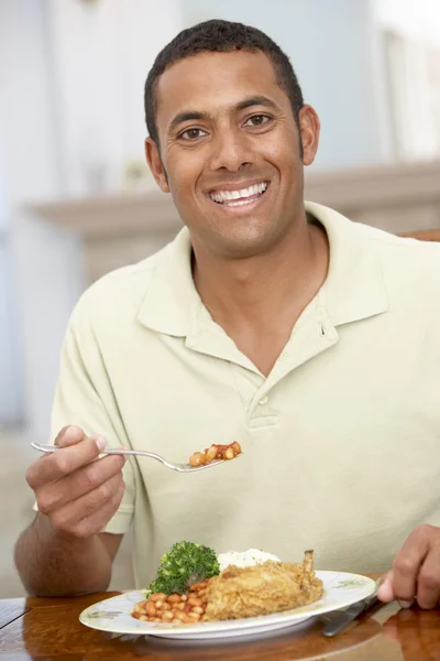 Man genieten van een maaltijd thuis — Stockfoto