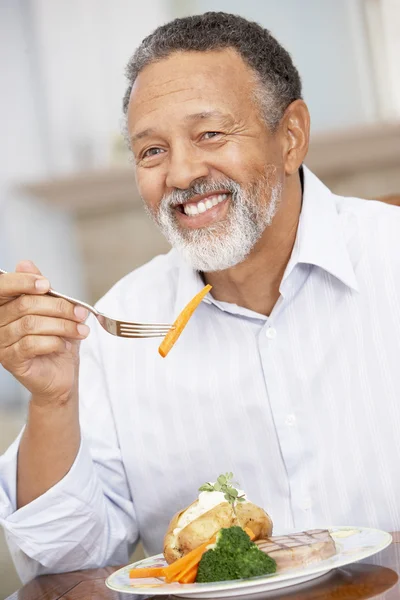 Hombre Disfrutando Una Comida Casa — Foto de Stock