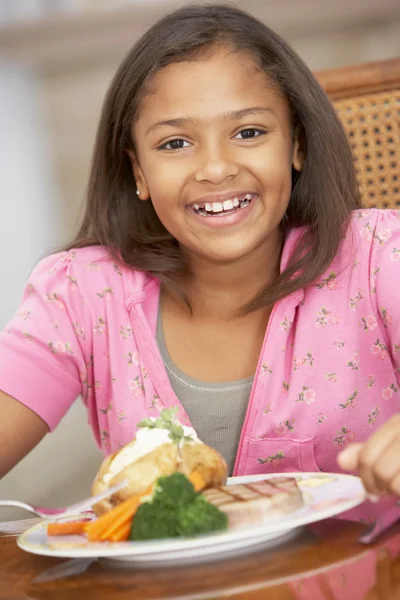 Mladá dívka se těší na jídlo doma — Stock fotografie