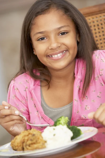 Νεαρό Κορίτσι Απολαμβάνοντας Ένα Γεύμα Στο Σπίτι — Φωτογραφία Αρχείου