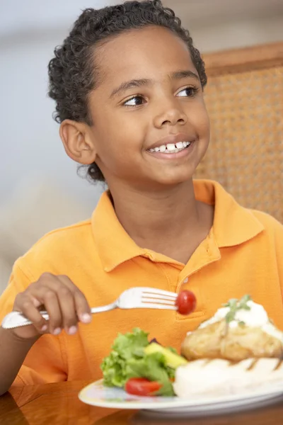 Mladý chlapec a dobré jídlo doma — Stock fotografie
