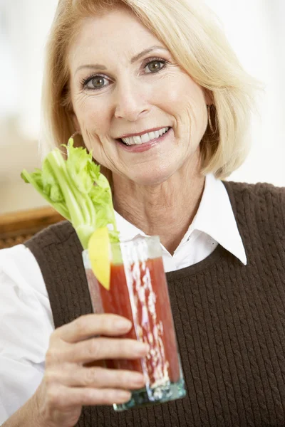 Frau Trinkt Blutigen Alkohol — Stockfoto
