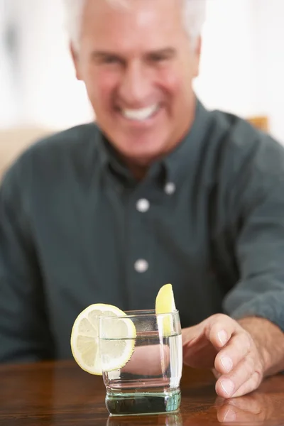 Homem Tomando Uma Bebida Casa — Fotografia de Stock