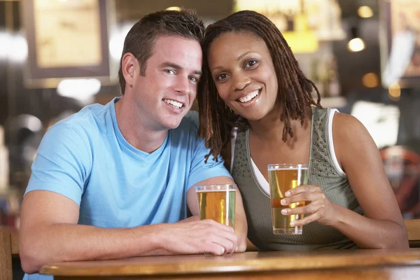 Paar Drinken Bier Samen Een Pub — Stockfoto
