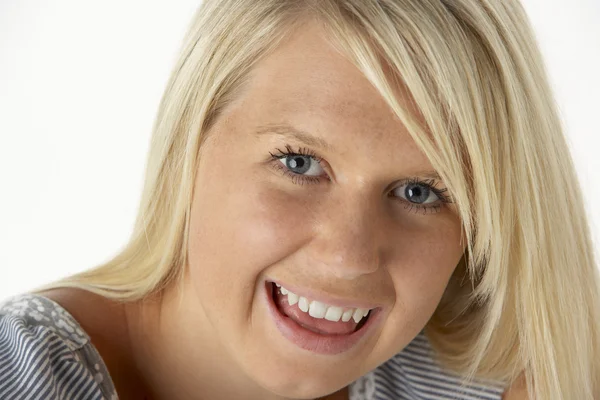 Jong blond vrouw glimlachen — Stockfoto