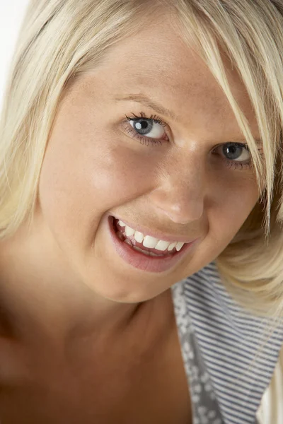 Молодая блондинка улыбается — стоковое фото