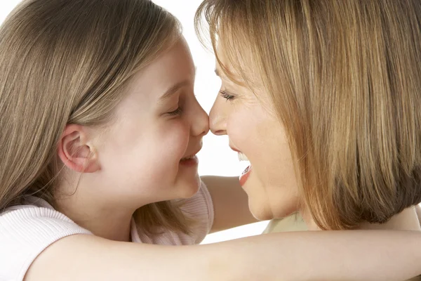 Moeder en dochter glimlachen bij elkaar — Stockfoto