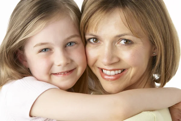 Mor och dotter leende och kramas — Stockfoto