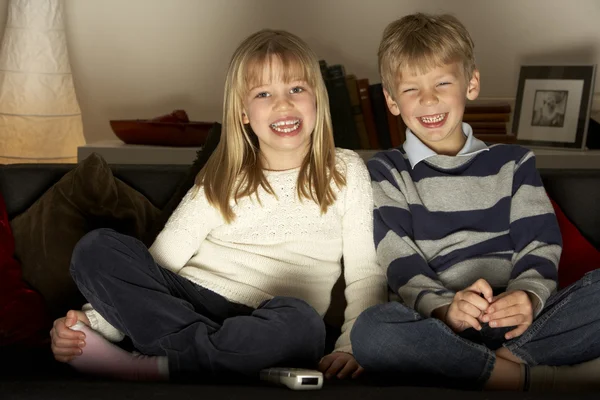 Fratello e sorella guardando la televisione — Foto Stock