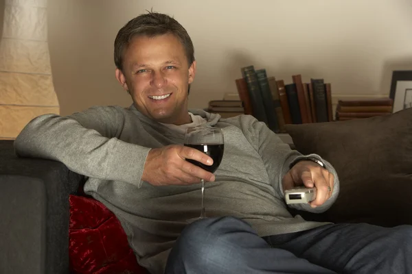 Homem Com Copo Vinho Assistindo Televisão — Fotografia de Stock