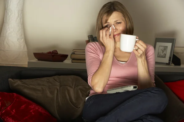 Frau Entspannt Sich Bei Tasse Kaffee Vor Dem Fernseher — Stockfoto