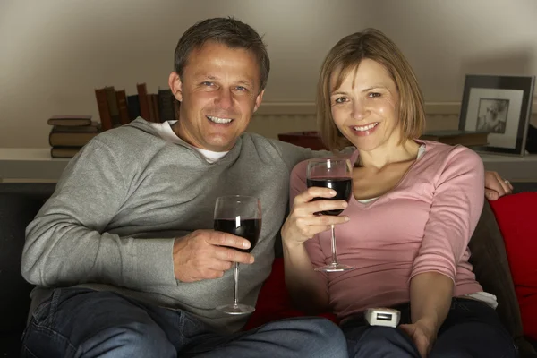 Ζευγάρι, πίνοντας κρασί και βλέποντας τηλεόραση — Φωτογραφία Αρχείου
