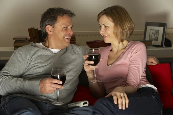 Casal bebendo vinho e não assistindo televisão — Fotografia de Stock