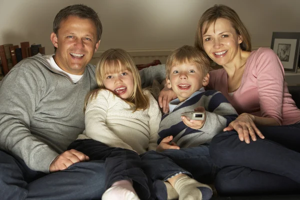 Famiglia Guardando Televisione Insieme — Foto Stock