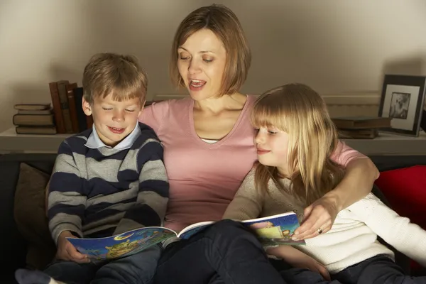 Mutter Und Kinder Lesen — Stockfoto