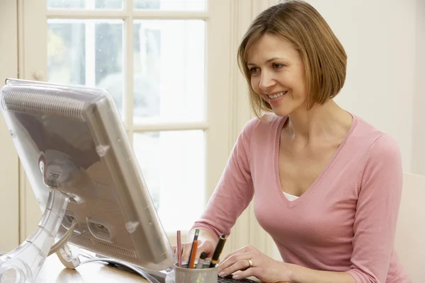 Γυναίκα που χρησιμοποιεί υπολογιστή — Φωτογραφία Αρχείου