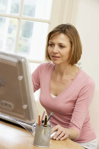 Kobieta korzystająca z komputera — Zdjęcie stockowe