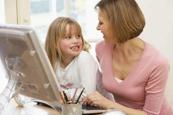 Женщина и дочь за компьютером — стоковое фото