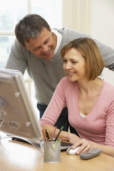 Couple Using Computer — Stock Photo, Image