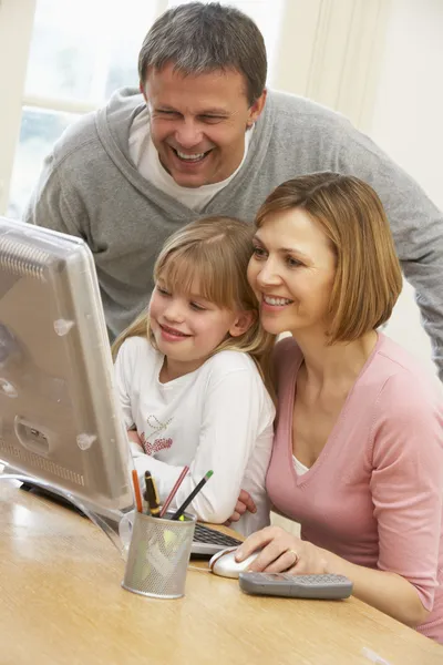 Пара и дочь за компьютером — стоковое фото
