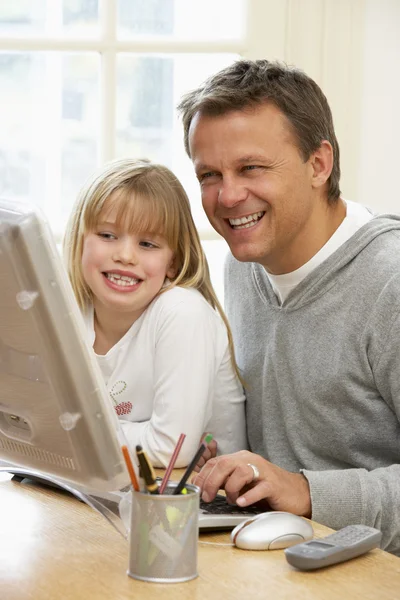 Padre Hija Usando Computadora — Foto de Stock