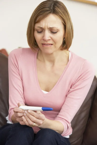 Vrouw te wachten voor zwangerschapstest — Stockfoto