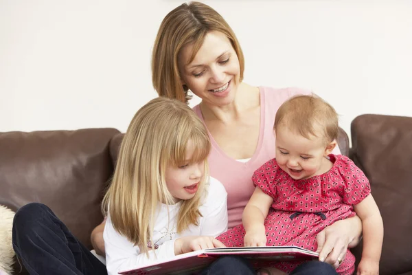 Mutter Und Töchter Lesen Buch — Stockfoto