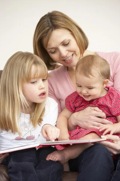 Madre Hijas Libro Lectura —  Fotos de Stock