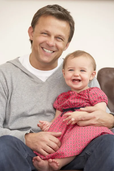 Pai e bebê filha no sofá — Fotografia de Stock
