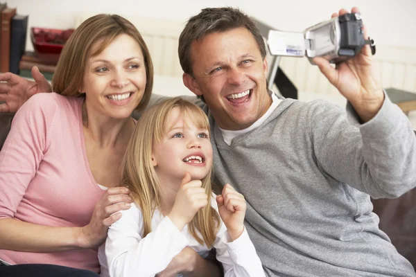Ouders en dochter met videocamera — Stockfoto