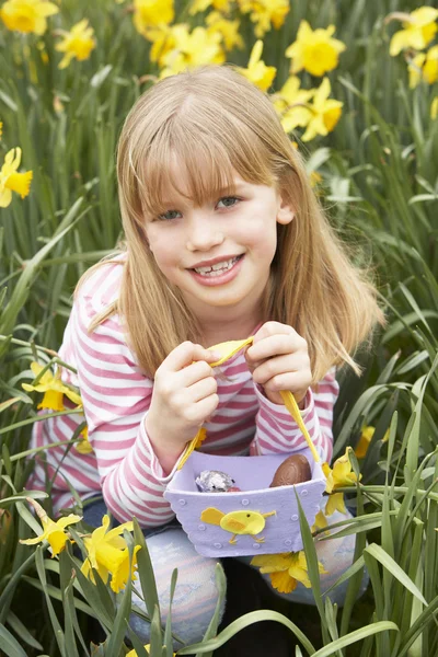 Κοπέλα στο daffodils το Πάσχα — Φωτογραφία Αρχείου
