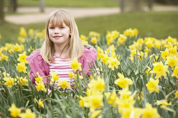 年轻女孩包围的水仙花 — 图库照片