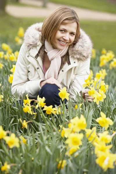 Mulher se ajoelhando em Daffodils — Fotografia de Stock