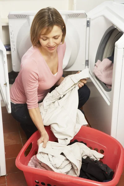 Çamaşırhane yapıyor kadın — Stok fotoğraf