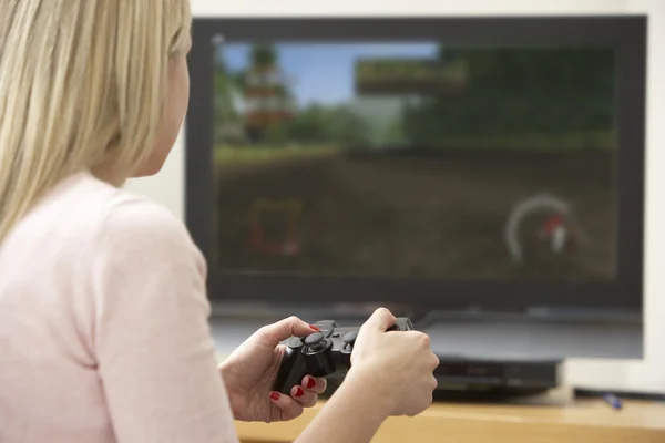 Jovem mulher jogando com console de jogo — Fotografia de Stock