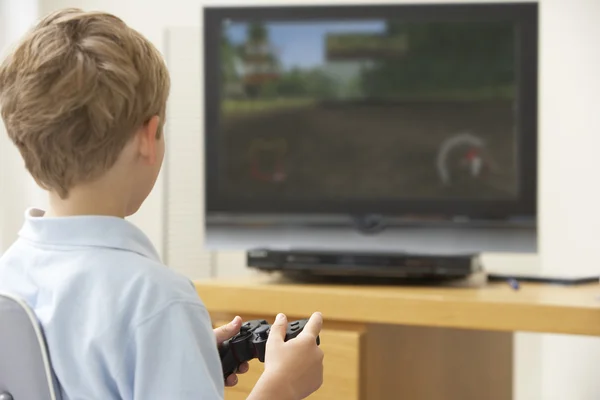 Ung pojke leker med spelkonsol — Stockfoto