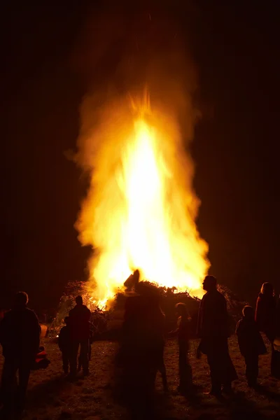 Gece Büyük Bir Şenlik Ateşi Etrafında Duran — Stok fotoğraf