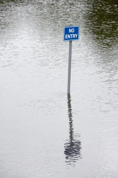 Wasser überflutet Straßen — Stockfoto