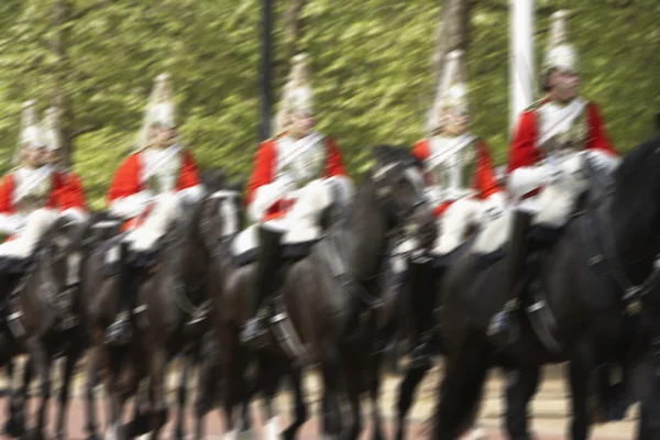Huishoudelijke cavalerie rijden in de straat — Stockfoto