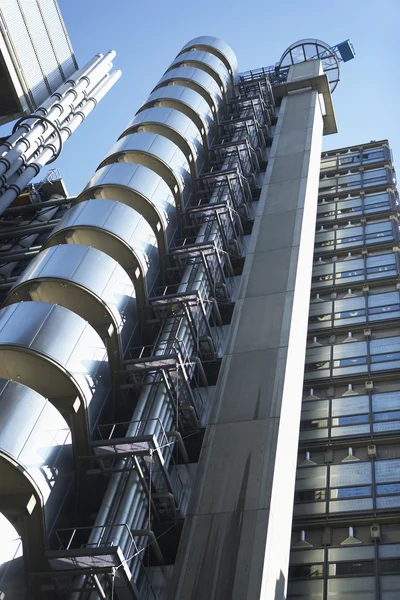 Низький кут зору на Ллойд будівельних в Лондоні, Англія — стокове фото