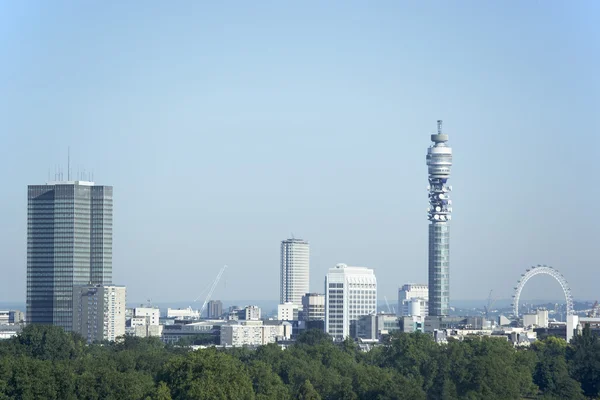 Paisaje urbano con la torre BT y la rueda del milenio, Londres, Inglaterra — Foto de Stock