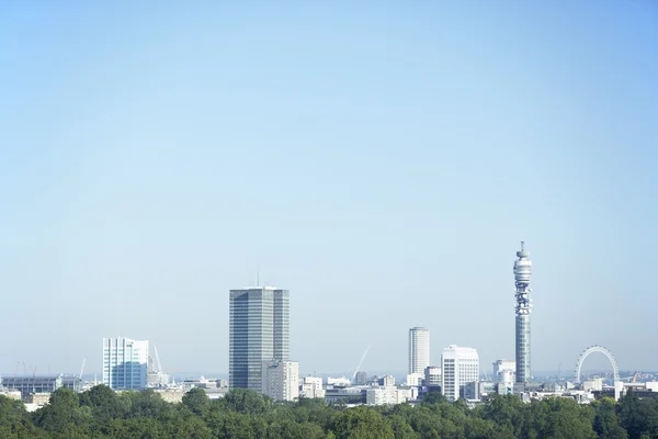 Stadsbild med bt tower och millennium wheel, london, englan — Stockfoto
