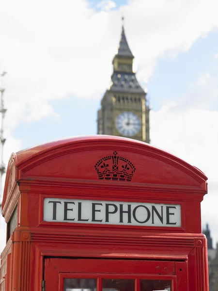 Cabine telefônica na frente do Big Ben Clock Tower, Londres, Inglaterra — Fotografia de Stock