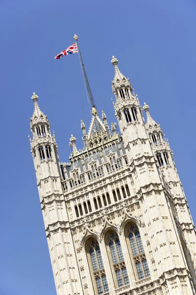 Bandera que ondea desde Westminster Abbey, Londres, Inglaterra — Foto de Stock