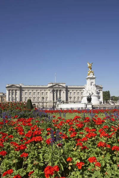 Palácio de Buckingham com flores florescendo no jardim da rainha, L — Fotografia de Stock