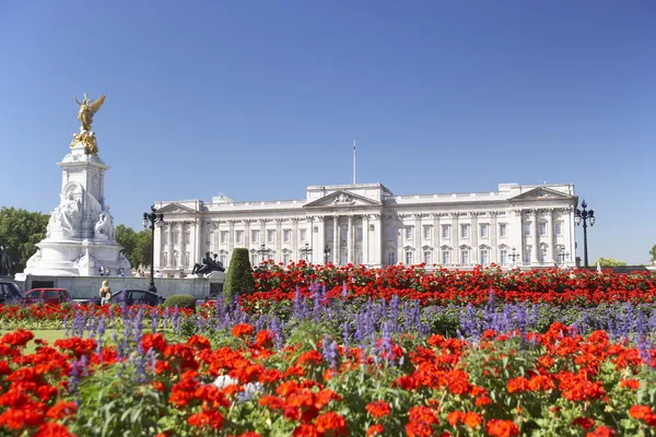 Palacio Buckingham Con Flores Floreciendo Jardín Reina — Foto de Stock