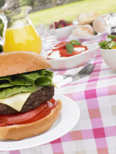 アルフレスコのダイニングのハンバーガーやサラダ — ストック写真