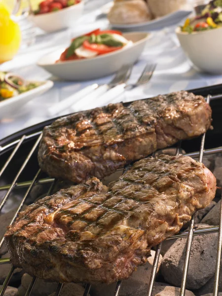 Koken op een grill steak — Stockfoto