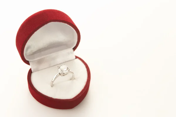 Kalp içinde Diamond Nişan Yüzük kutusu şeklinde — Stok fotoğraf