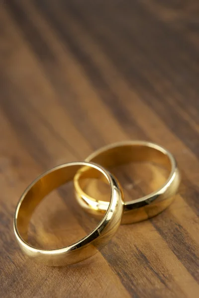 Dois anéis de casamento descansando juntos — Fotografia de Stock
